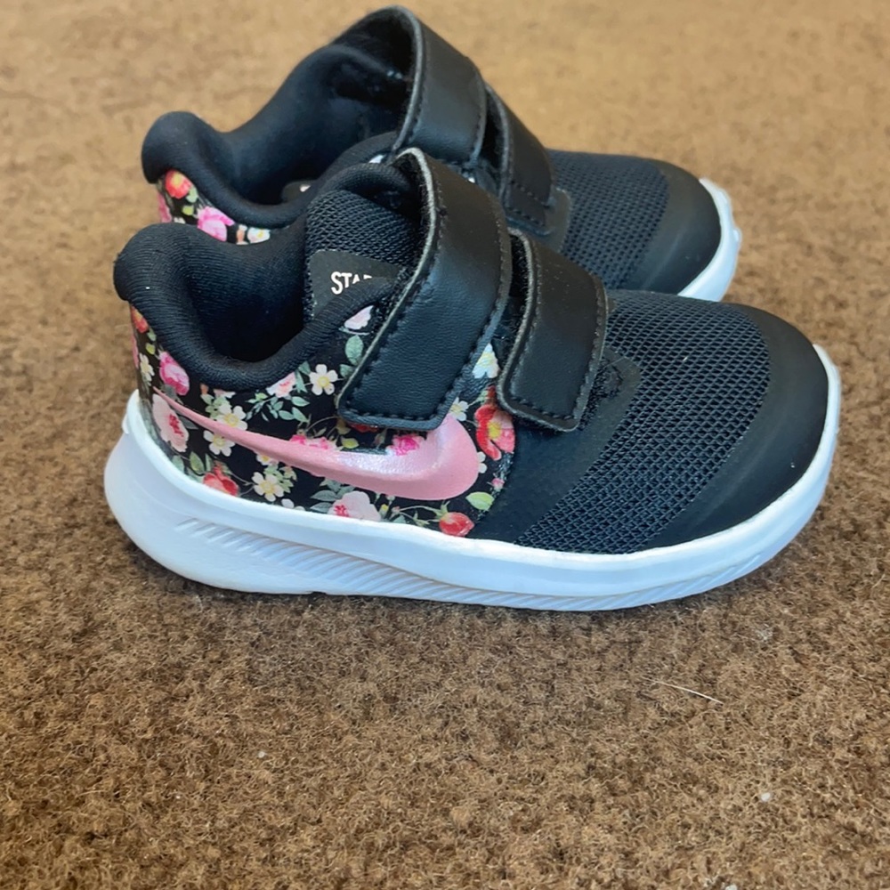 Girls Nike size 4